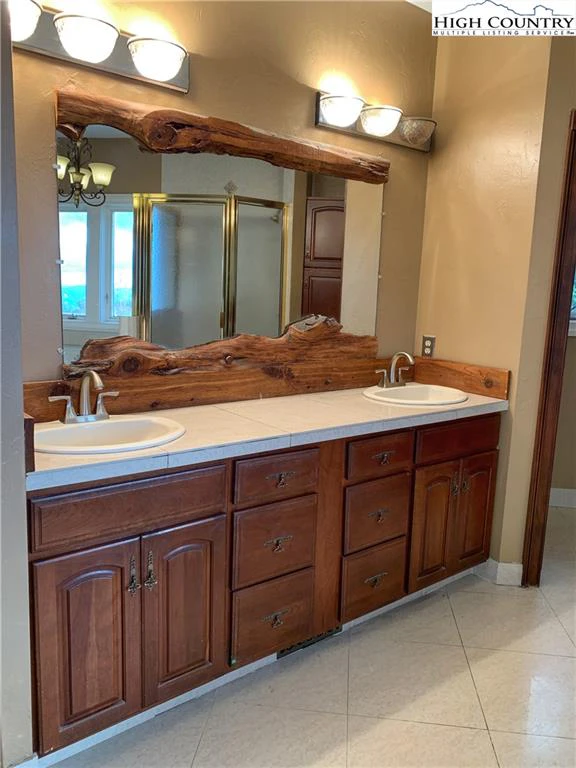 Image number 7 for the current listing