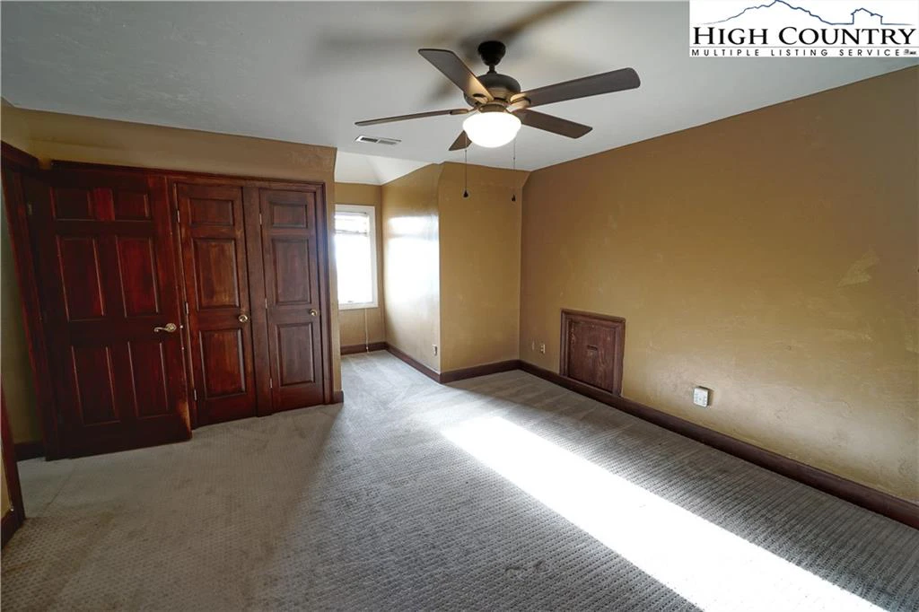Image number 11 for the current listing