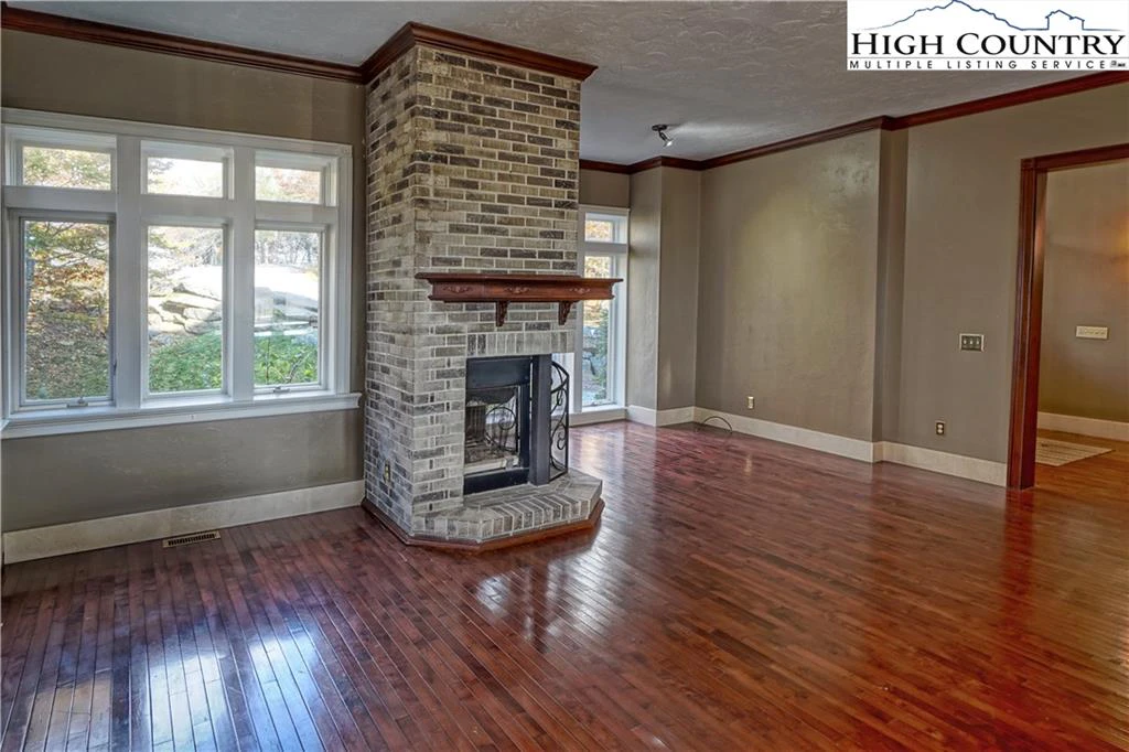 Image number 19 for the current listing