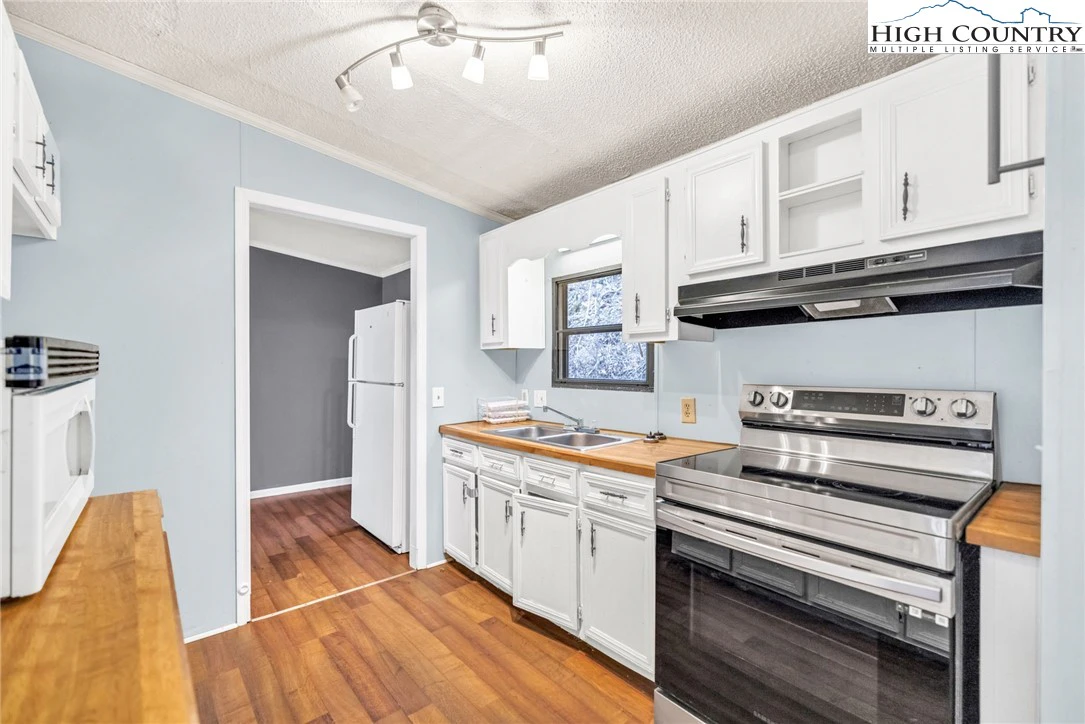 Image number 2 for the current listing