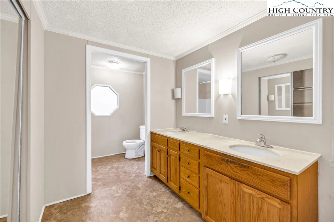 Image number 12 for the current listing