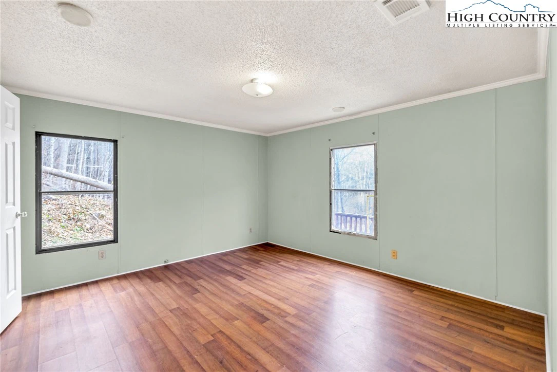 Image number 14 for the current listing