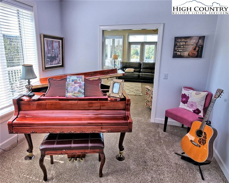 Image number 13 for the current listing