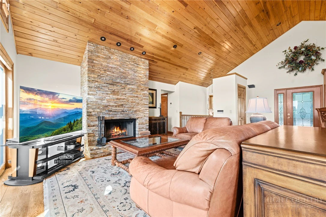 Image number 13 for the current listing