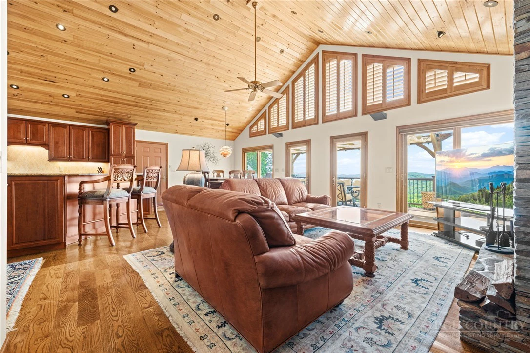 Image number 14 for the current listing