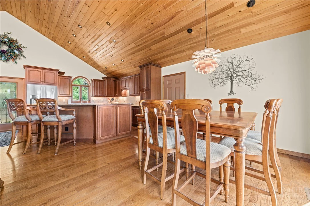 Image number 16 for the current listing