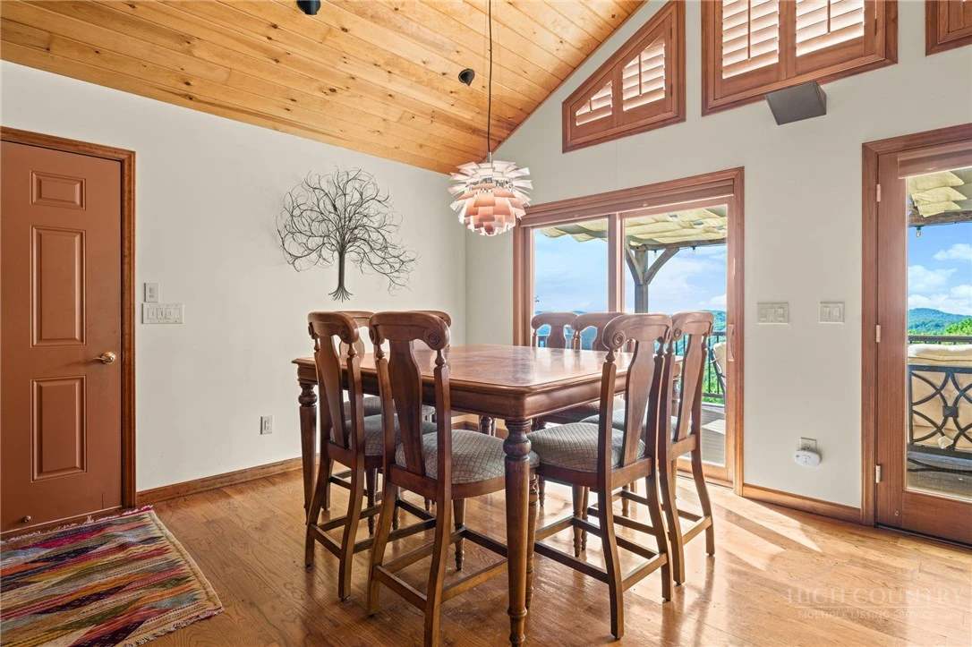 Image number 17 for the current listing