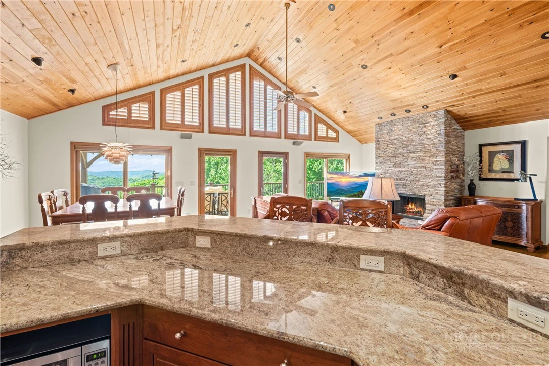 Image number 19 for the current listing