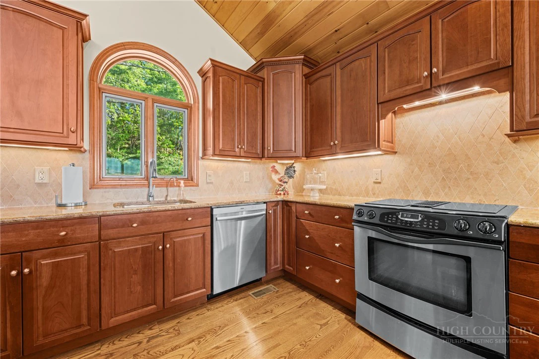 Image number 21 for the current listing