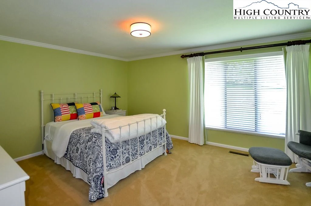 Image number 5 for the current listing
