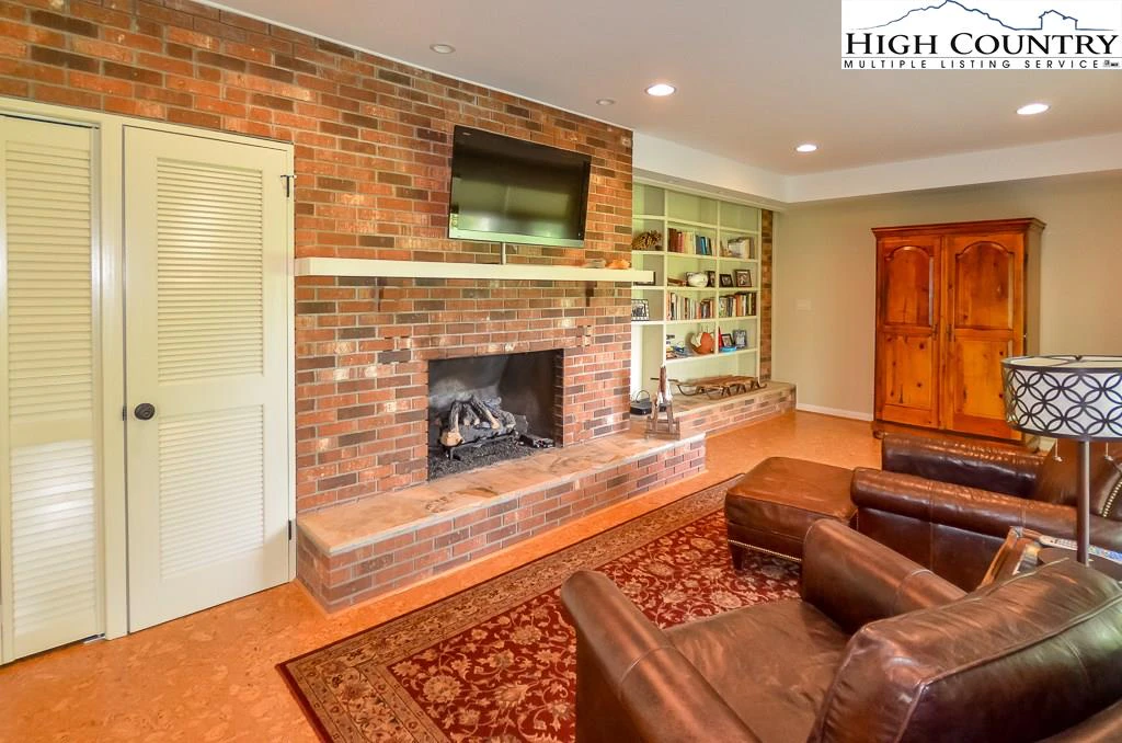 Image number 7 for the current listing