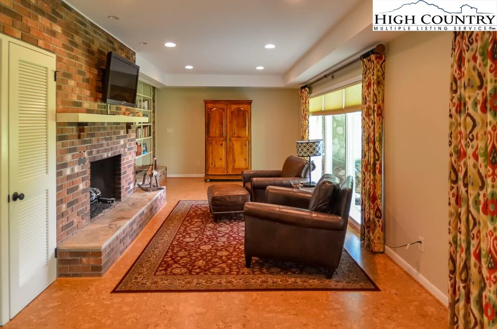 Image number 8 for the current listing