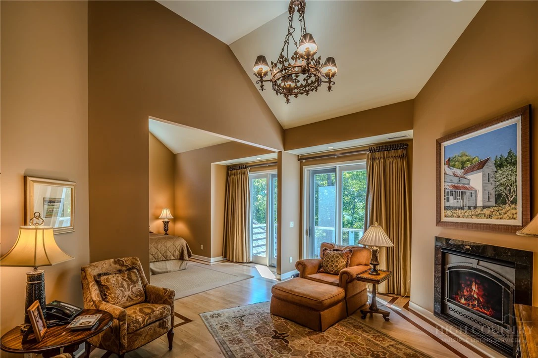 Image number 13 for the current listing