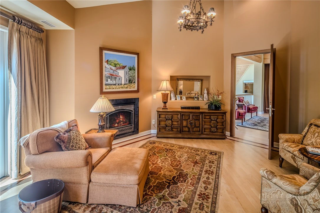 Image number 2 for the current listing