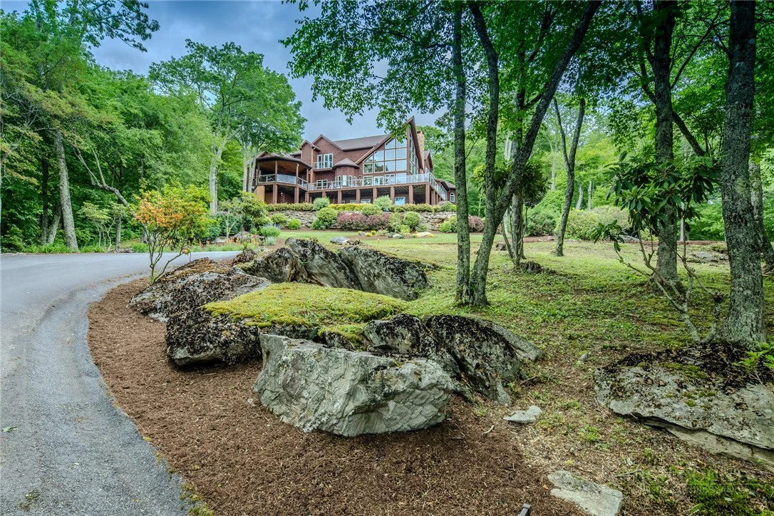 Image number 1 for the current listing
