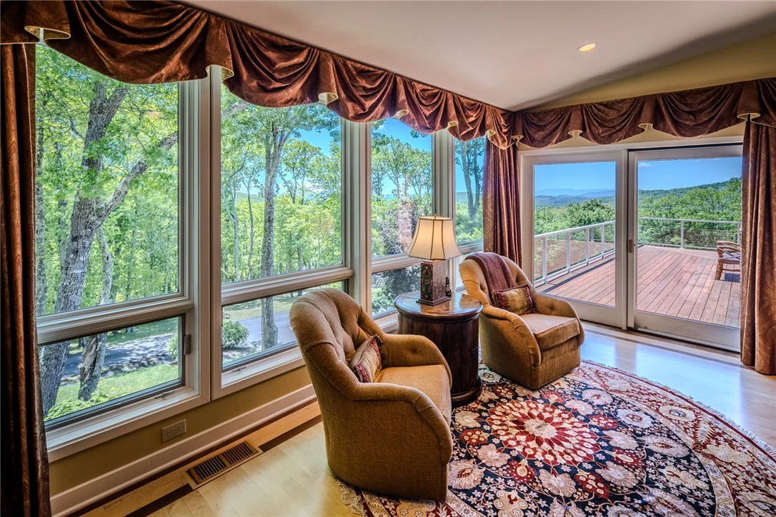 Image number 14 for the current listing