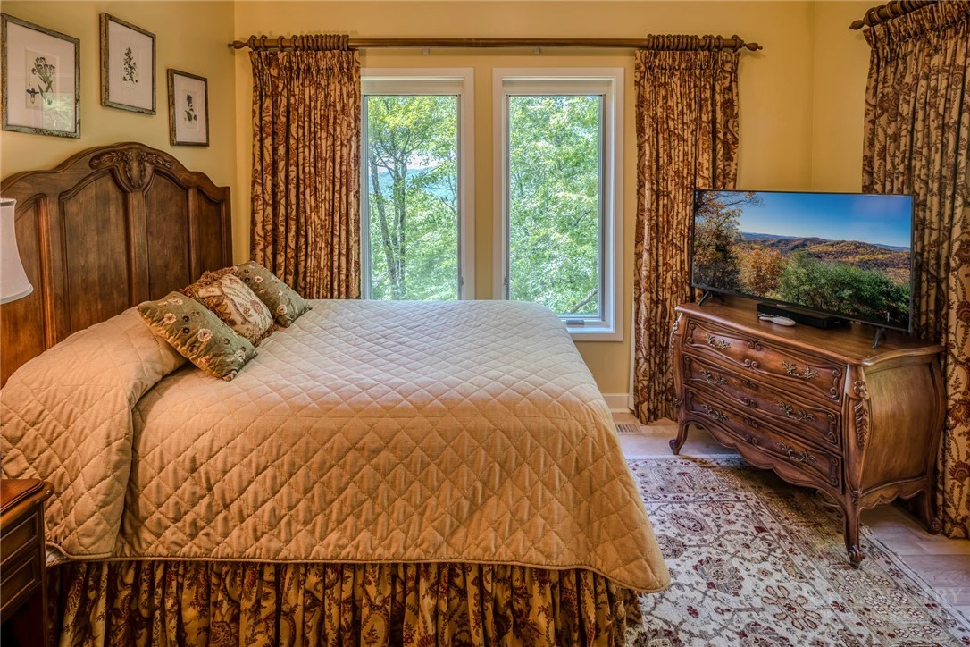 Image number 4 for the current listing