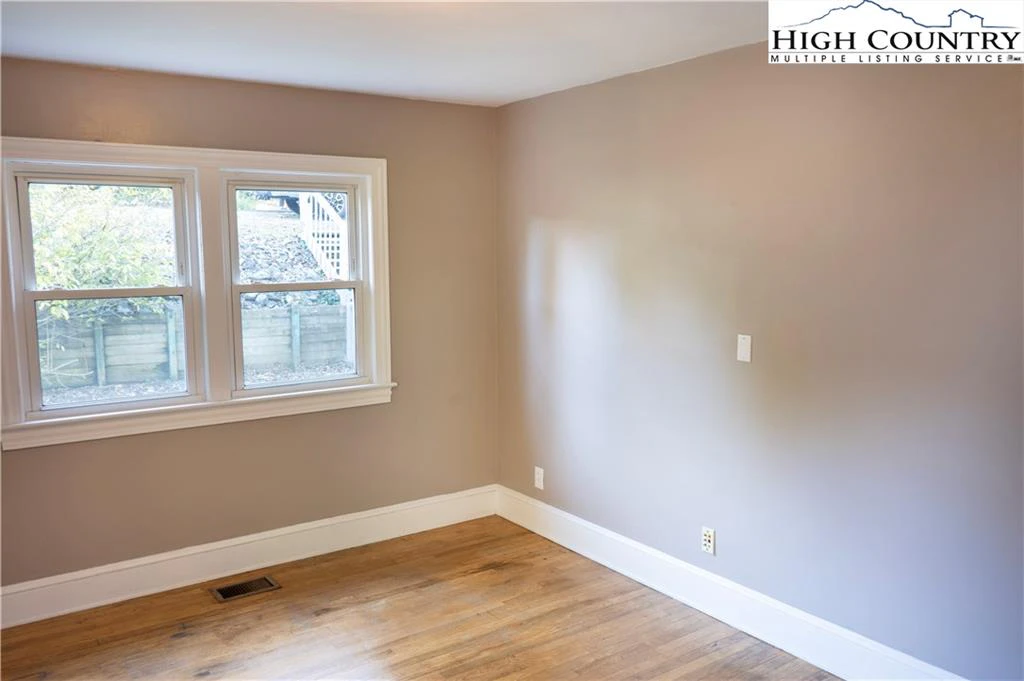 Image number 21 for the current listing