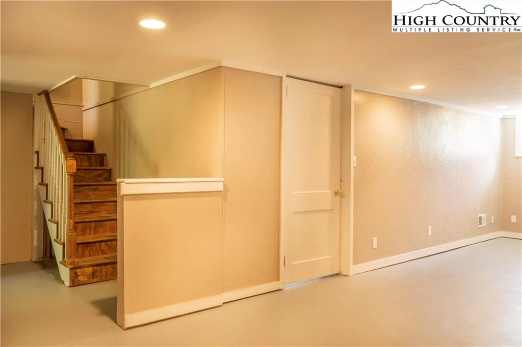 Image number 3 for the current listing