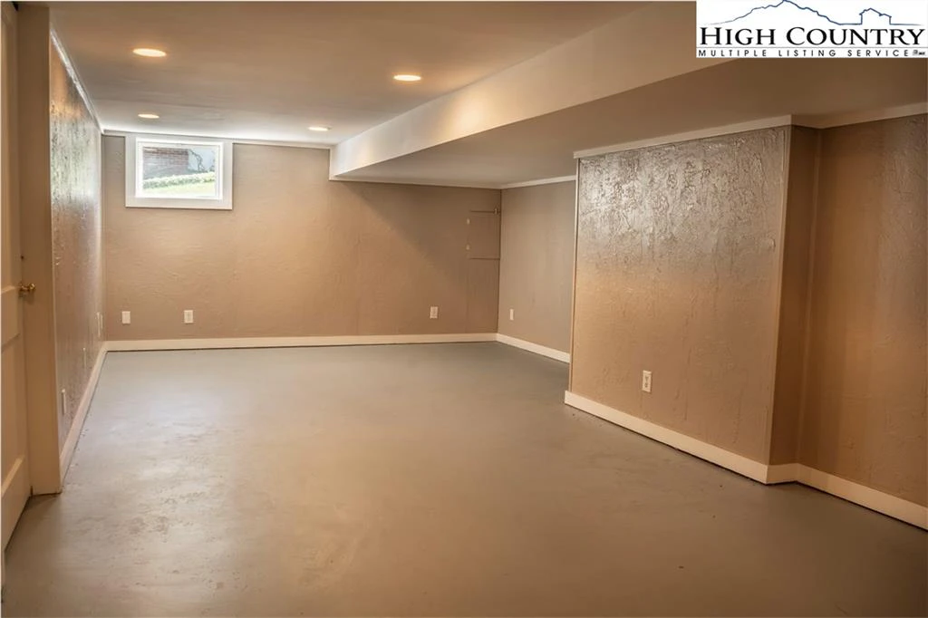 Image number 4 for the current listing