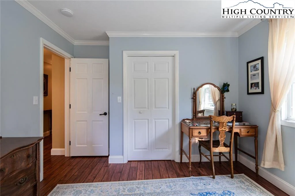 Image number 13 for the current listing