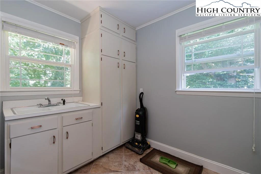 Image number 6 for the current listing