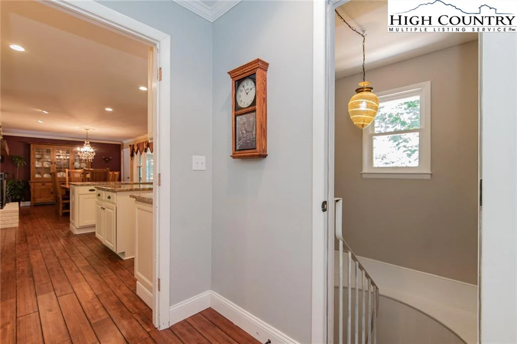 Image number 7 for the current listing
