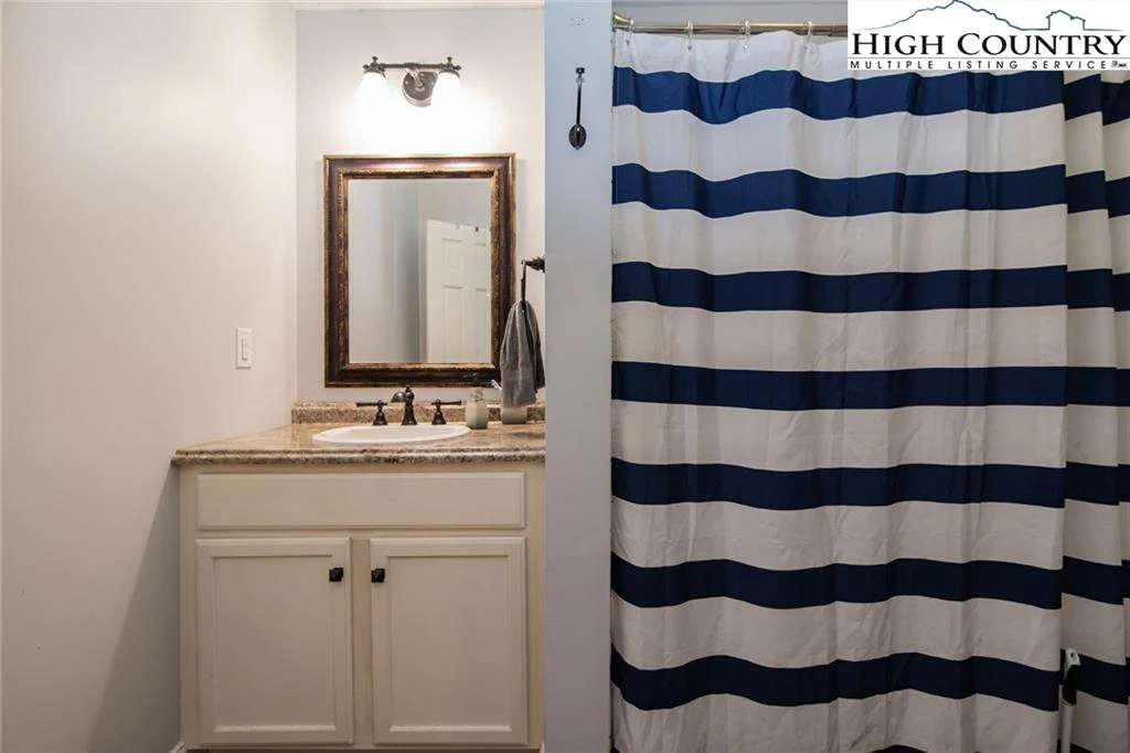 Image number 2 for the current listing