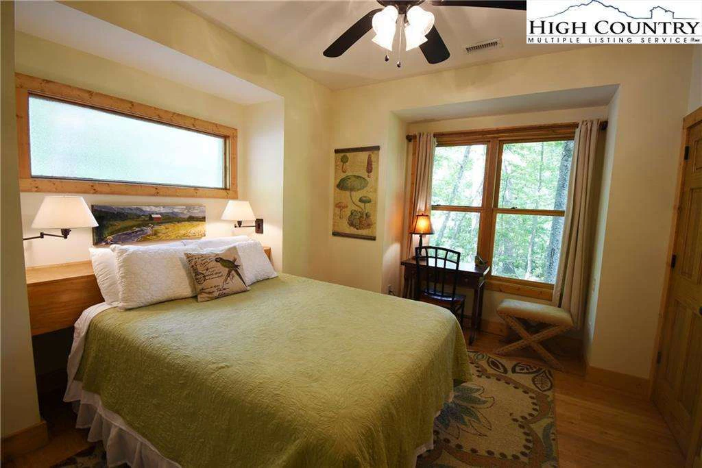Image number 11 for the current listing