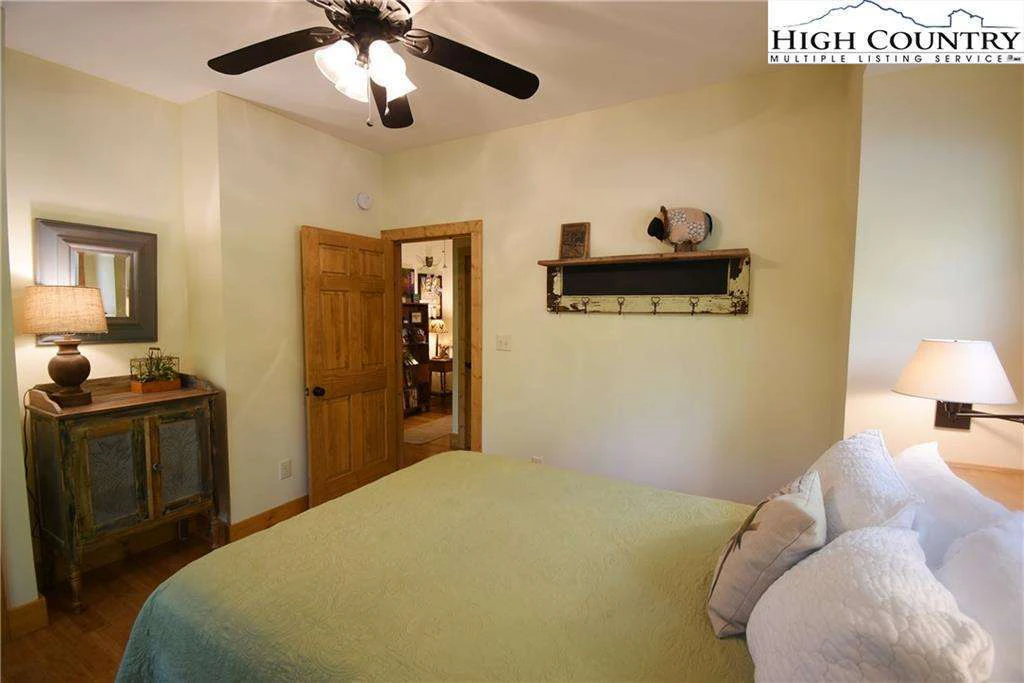 Image number 9 for the current listing