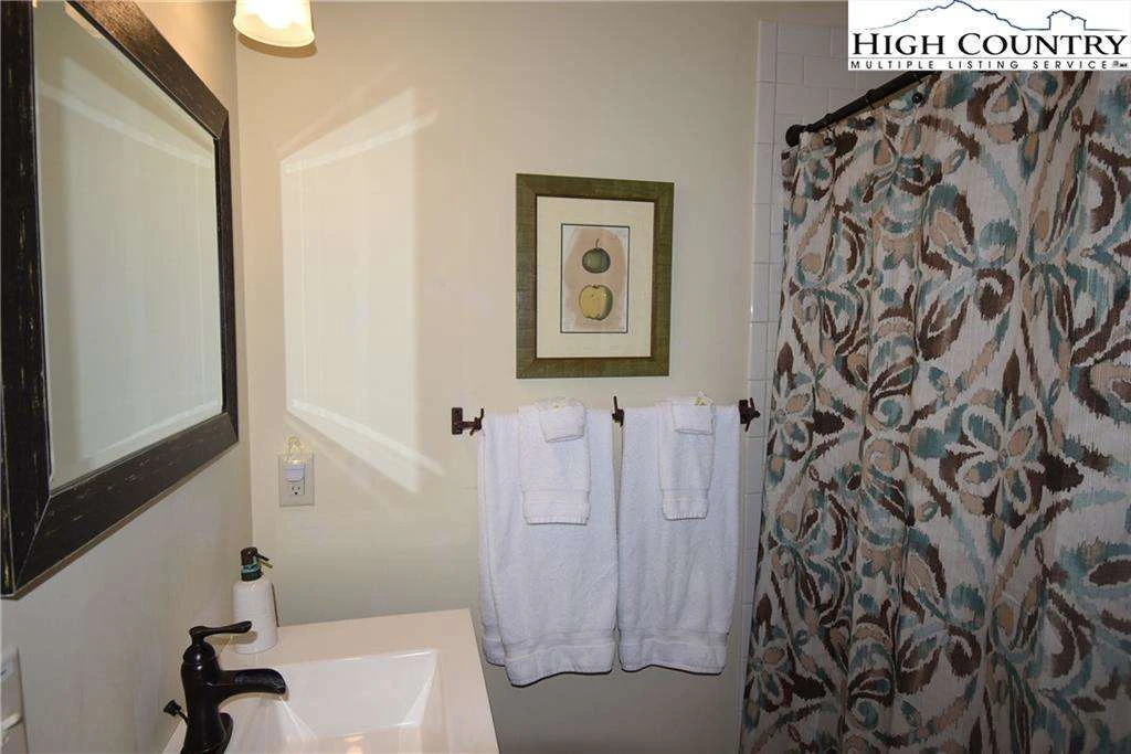 Image number 8 for the current listing