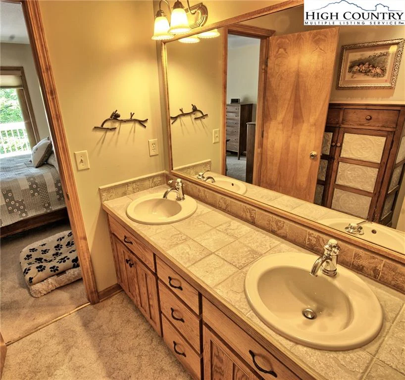 Image number 4 for the current listing