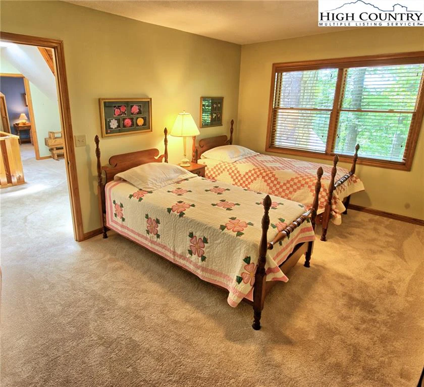 Image number 11 for the current listing