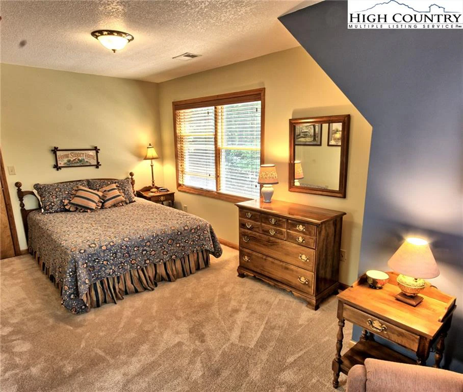 Image number 2 for the current listing