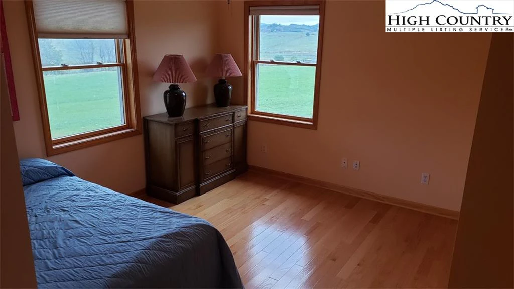 Image number 4 for the current listing
