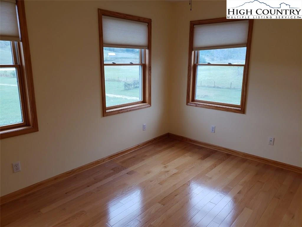 Image number 8 for the current listing