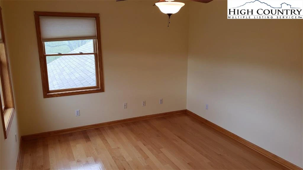 Image number 9 for the current listing