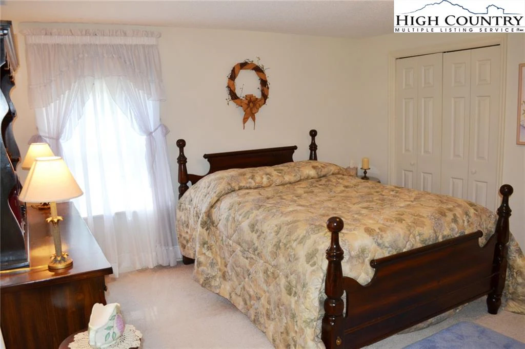 Image number 4 for the current listing