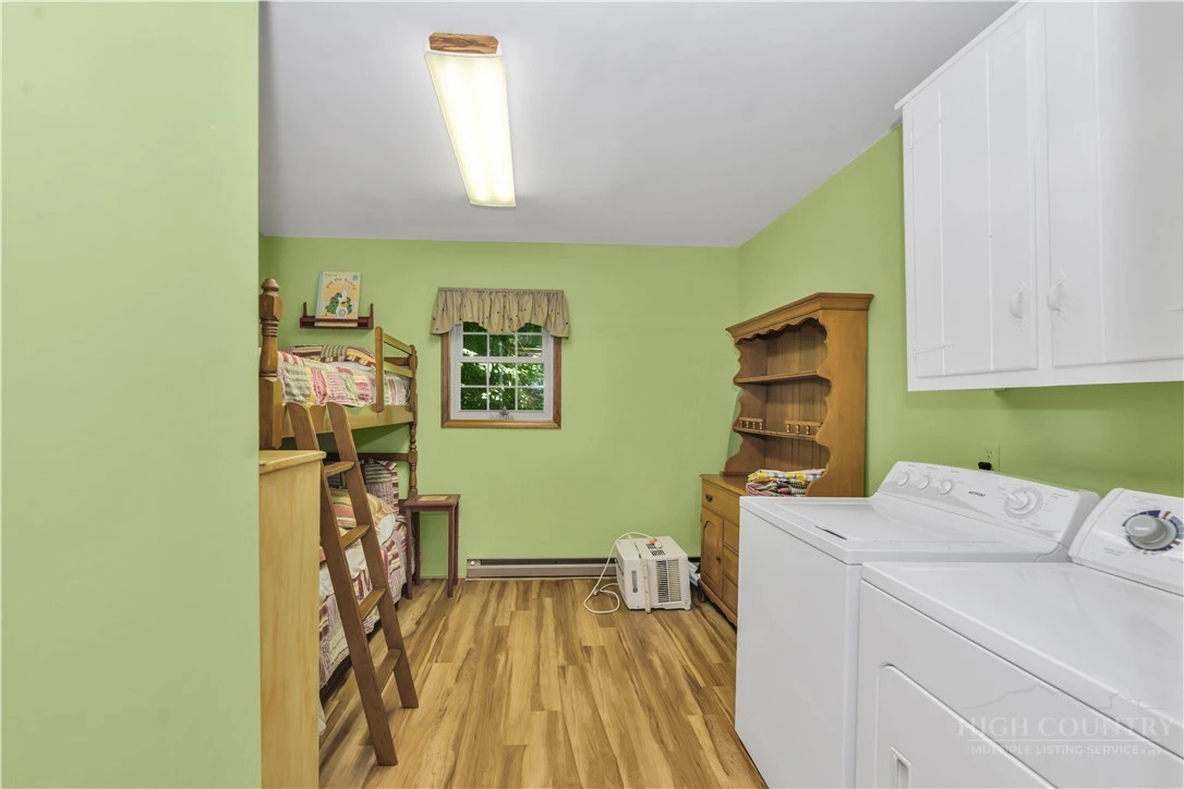 Image number 18 for the current listing