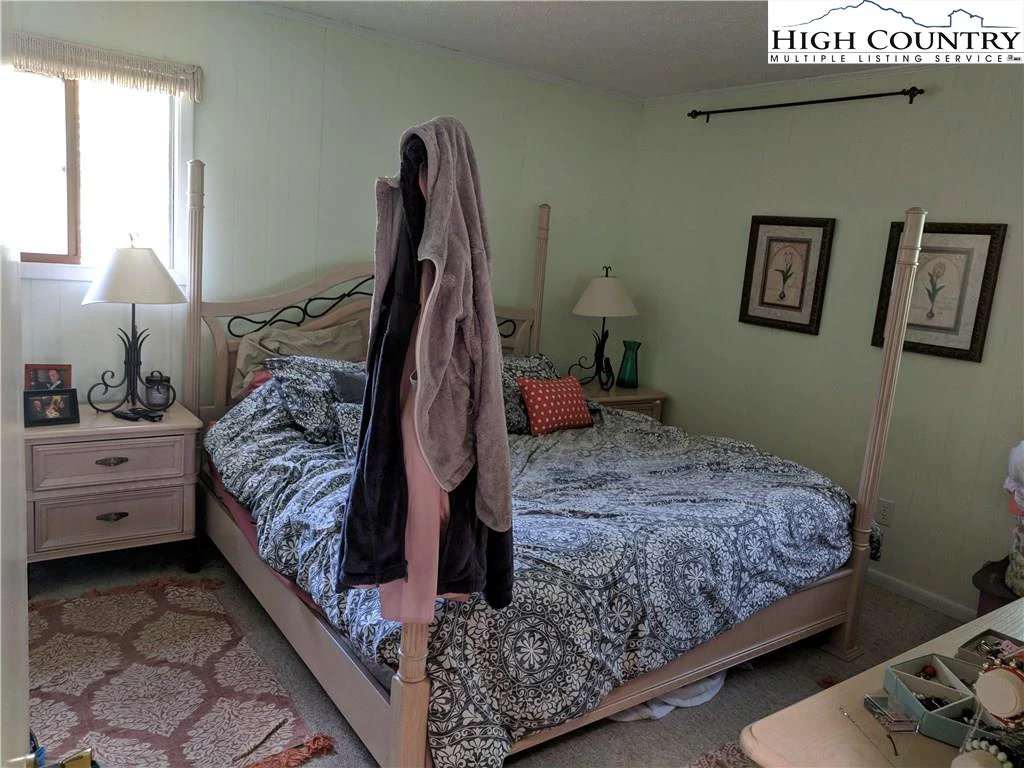 Image number 17 for the current listing