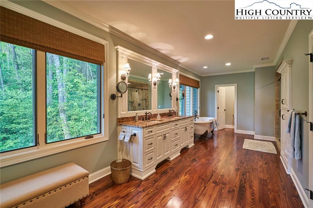 Image number 3 for the current listing