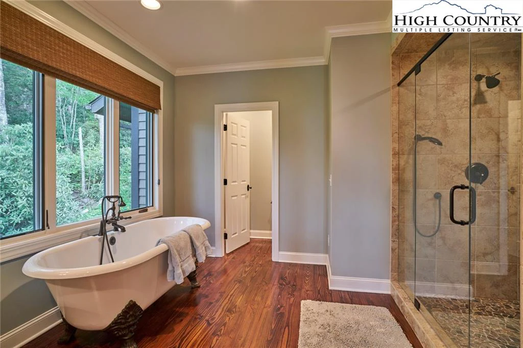Image number 4 for the current listing