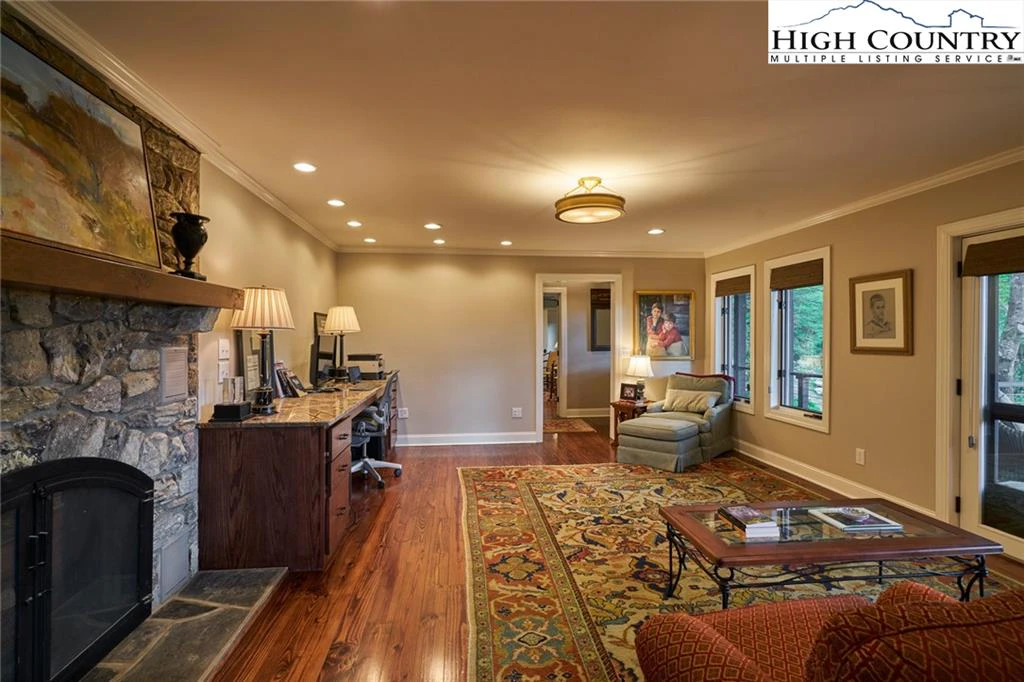Image number 6 for the current listing