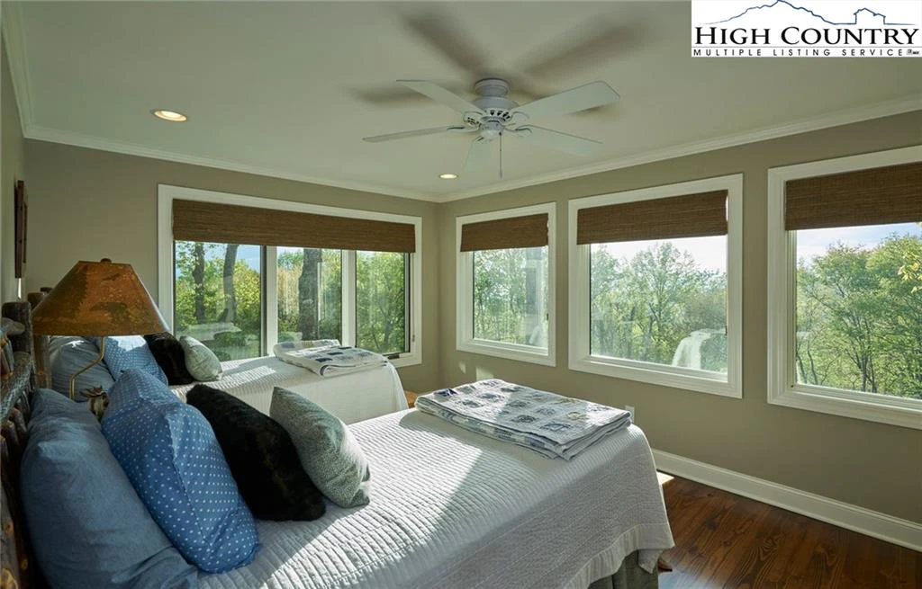 Image number 9 for the current listing