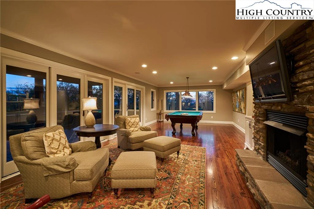 Image number 14 for the current listing