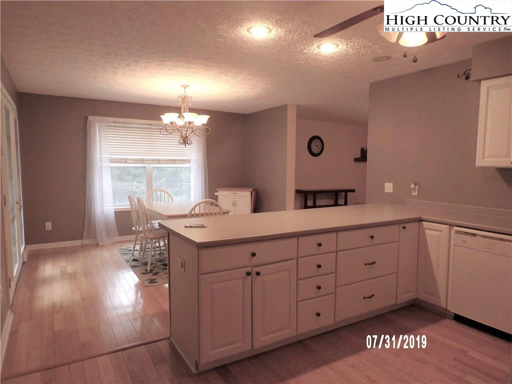 Image number 21 for the current listing