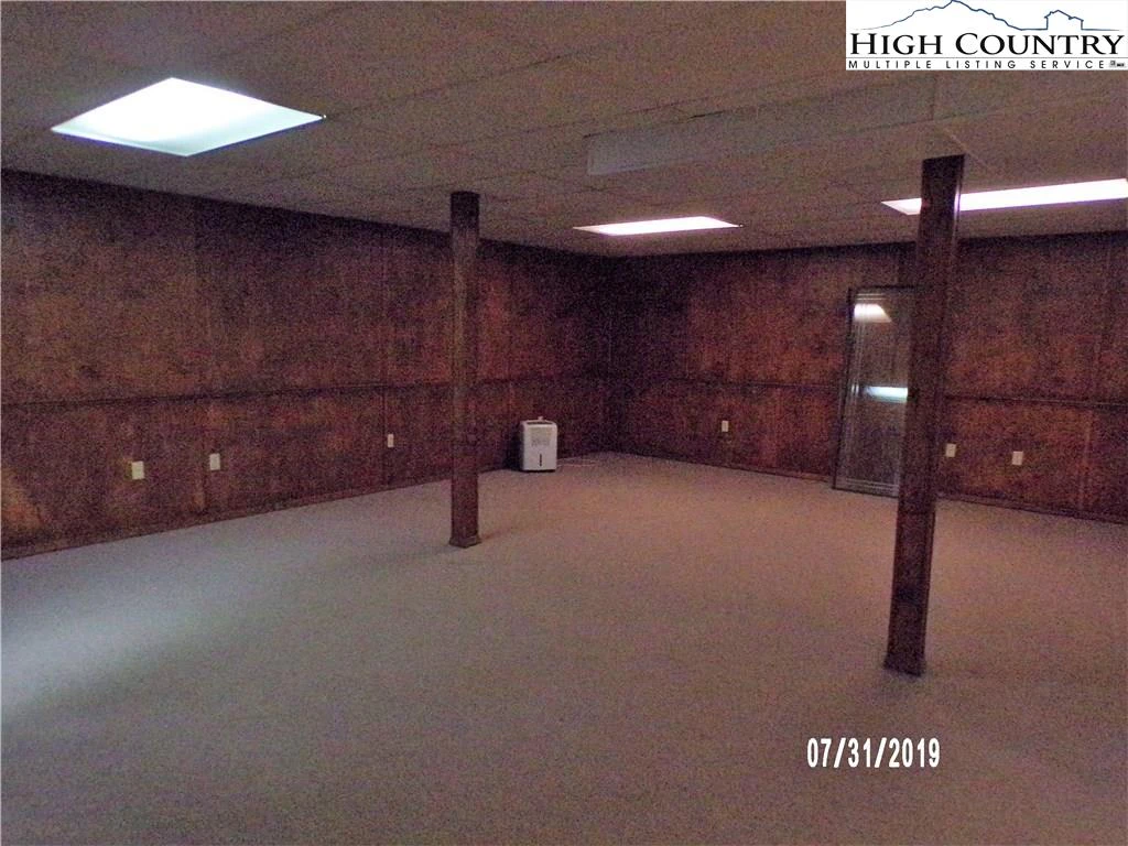 Image number 9 for the current listing