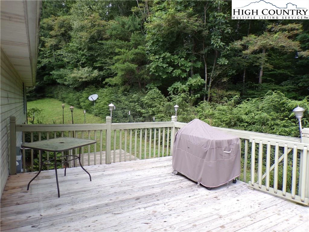 Image number 14 for the current listing