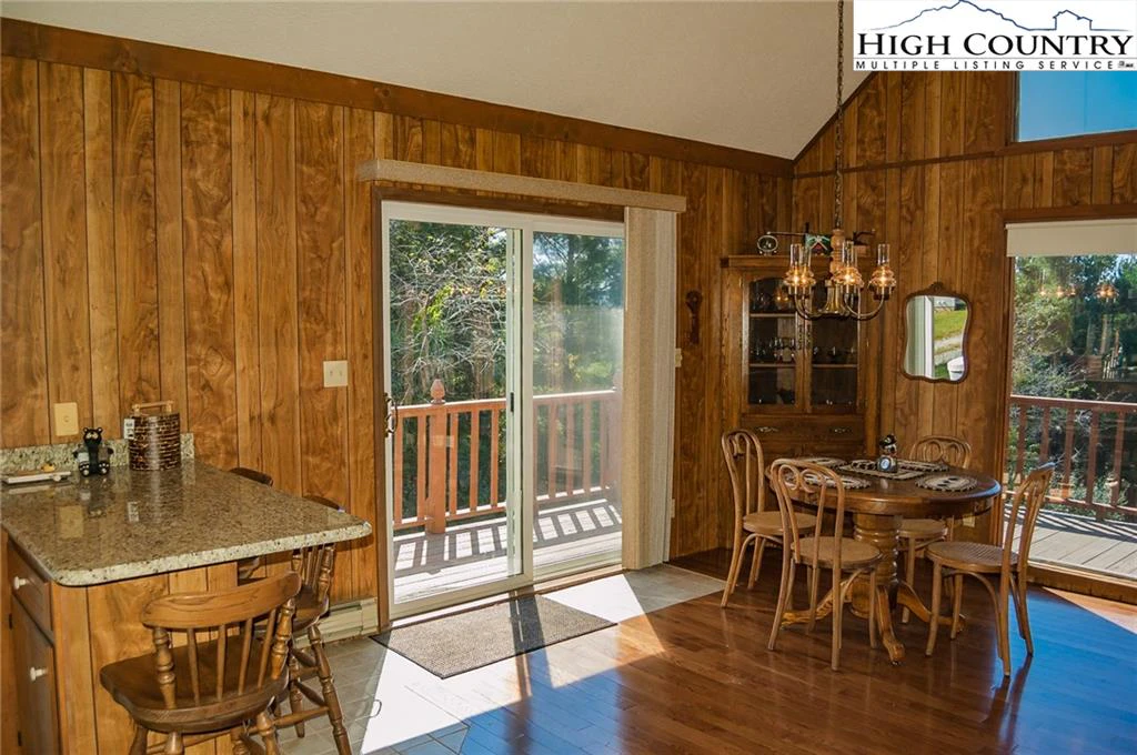 Image number 19 for the current listing