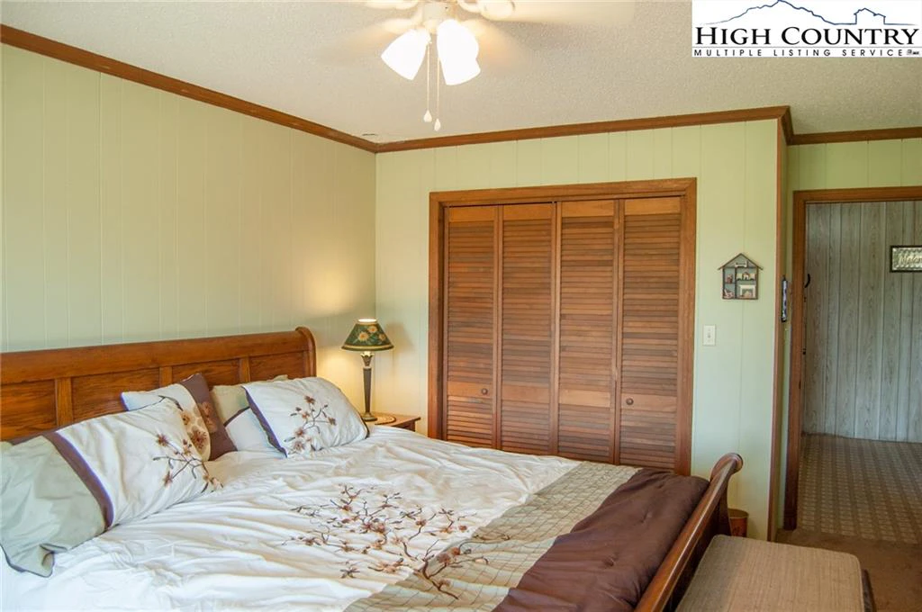 Image number 13 for the current listing